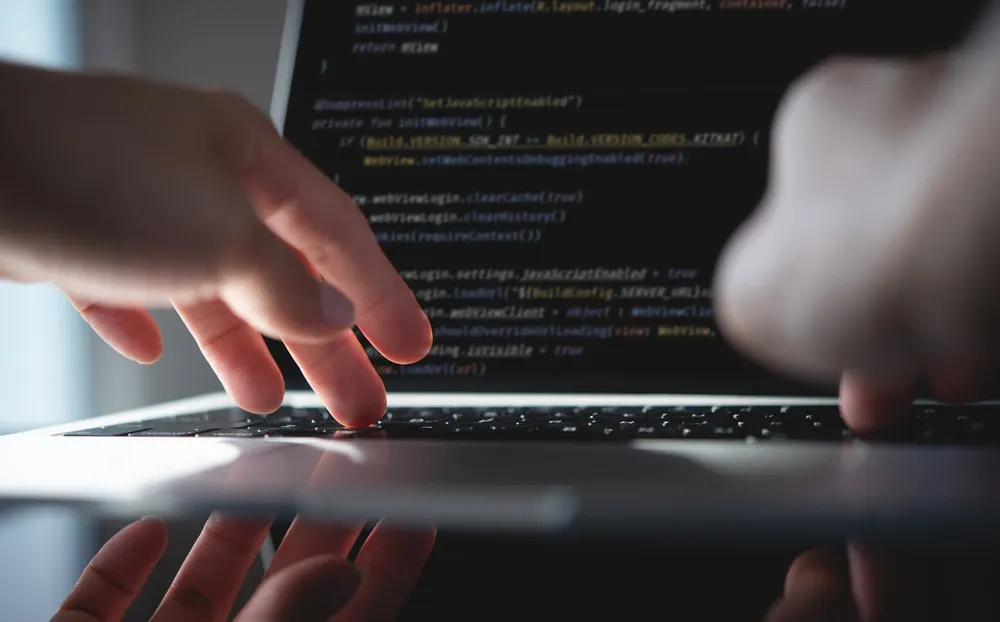 นักพัฒนาที่เขียนโค้ด JavaScript เพื่อพัฒนาแอปพลิเคชัน Node.js บนเครื่องคอมพิวเตอร์