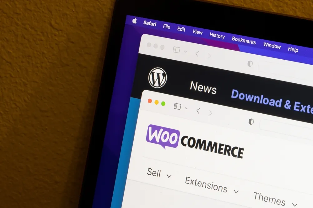 ภาพคอมพิวเตอร์ที่กำลังเปิดเว็บไซต์ WooCommerce