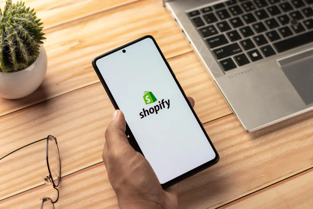 ภาพมือถือที่กำลังเปิดแอปพลิเคชัน Shopify